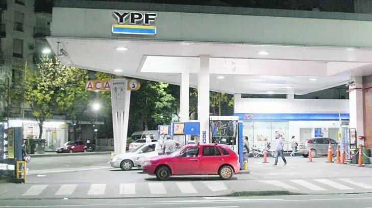 YPF aplica un nuevo aumento en los combustibles desde la medianoche: a cuánto sube el litro de nafta