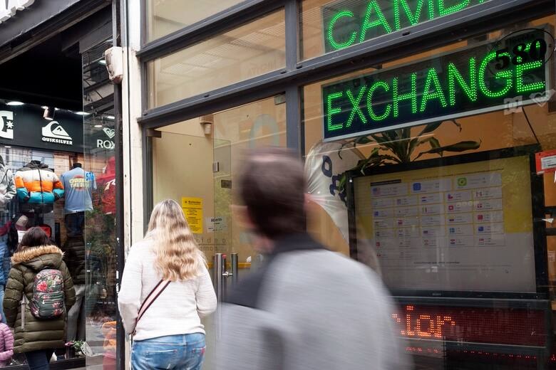 Dólar hoy: a una semana de las elecciones, volvió a subir el blue y la Aduana allanó cuevas de la City