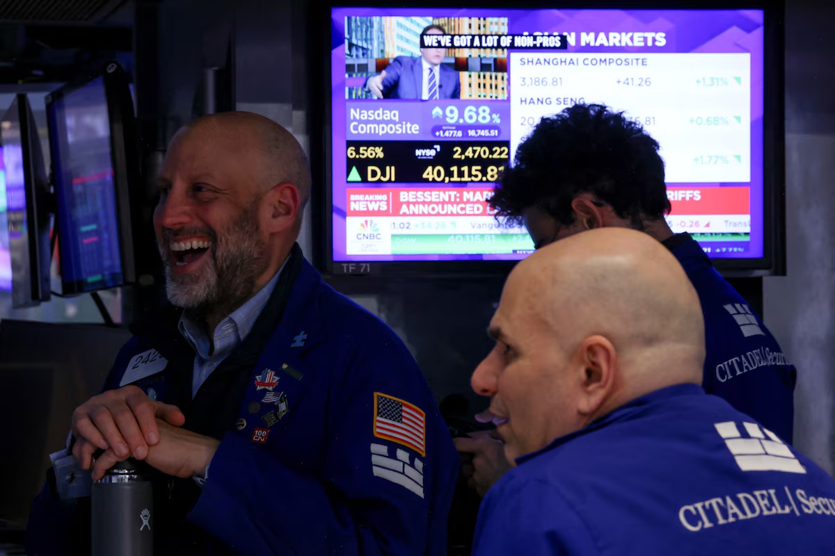 Euforia por la suspensión de aranceles: el riesgo país cayó más de 100 puntos y las acciones argentinas subieron hasta 14% en Wall Street