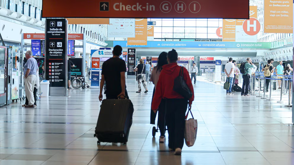 Cómo la suba del dólar y las tasas de interés transformaron los escenarios de los viajes al exterior para el verano