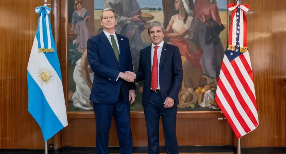 Caputo y Bessent definen una ingeniera financiera para el swap de 20.000 millones de dólares que apunta a una compra estratégica de bonos en octubre