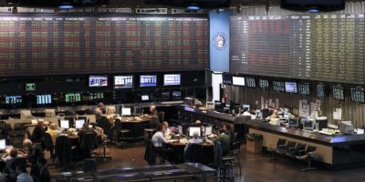 El Merval pierde un 0,6%, pero los bonos en dólares trepan hasta casi 1%