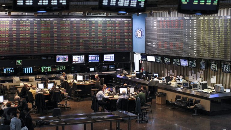 El Merval pierde un 0,6%, pero los bonos en dólares trepan hasta casi 1%
