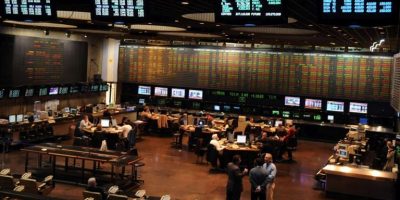 El Merval pierde un 2% y el riesgo país rebota 3,6% ante la fuerte volatilidad cambiaria