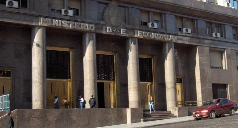 Ministerio de Finanzas colocó casi $ 70.500 M en bono con nueva “cláusula gatillo”
