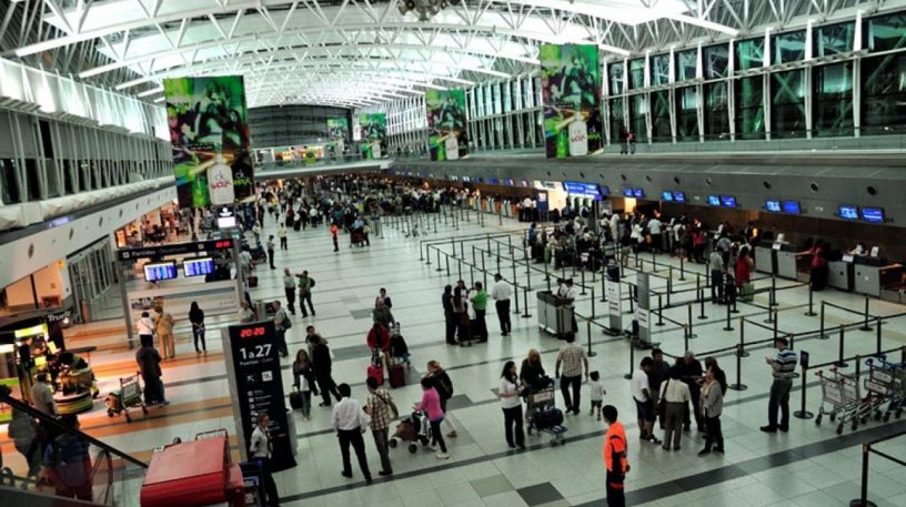 Efecto devaluación: subió arribo de turistas extranjeros y bajó la salida de argentinos al exterior