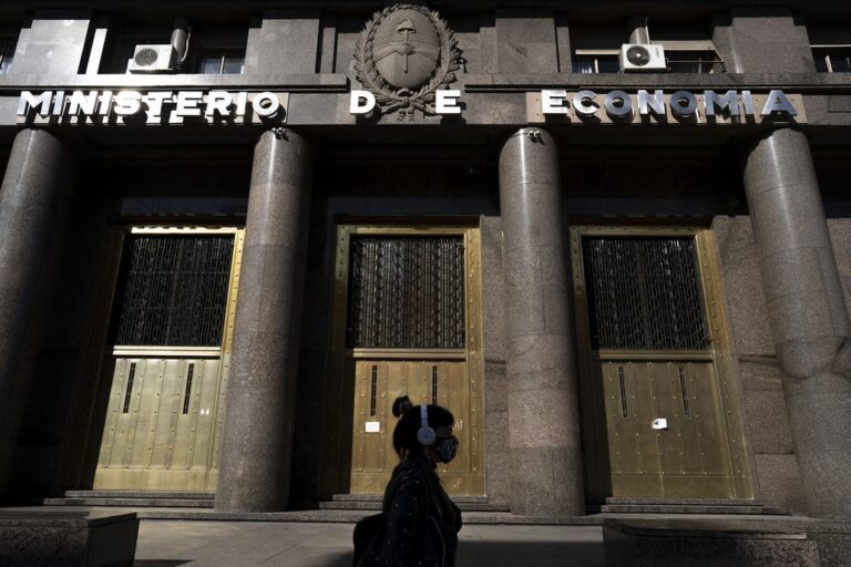 Cuentas en rojo. Se volvió a disparar el gasto del Estado en septiembre: subió 71,6%