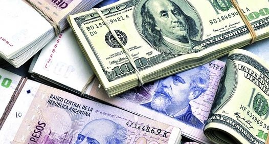 Sueldos: más empresas buscan pagar en dólares para frenar la salida de talentos