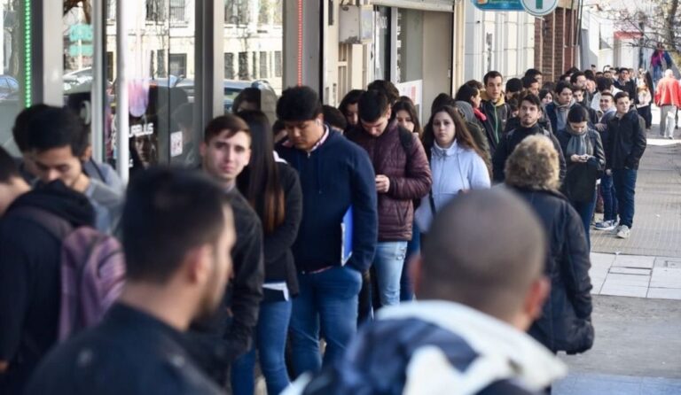 La pobreza bajó al 36,5% en el primer semestre de 2022 pero aumentó la indigencia