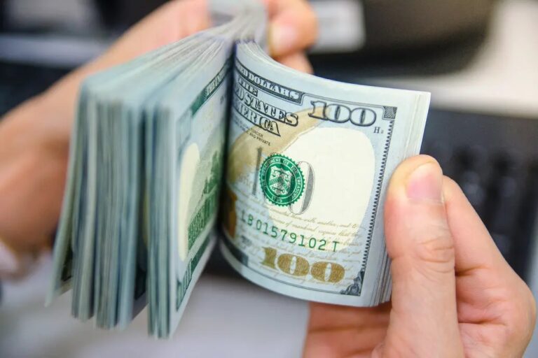 El dólar blue revirtió su caída y volvió a los $145