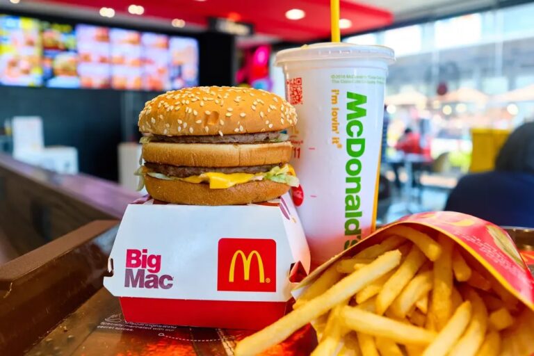 Qué dice el Índice Big Mac de The Economist sobre la debilidad del peso y la economía argentina