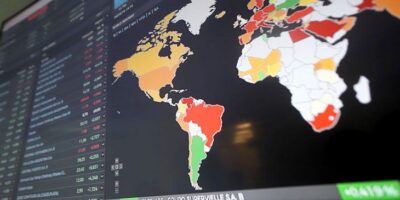 Inversores huyen del riesgo: caen las bolsas y se desploman las criptomonedas