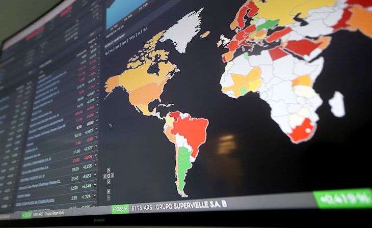 Inversores huyen del riesgo: caen las bolsas y se desploman las criptomonedas