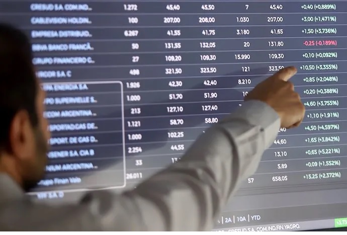 Inversiones en dólar o pesos: ¿a qué apostar en diciembre?