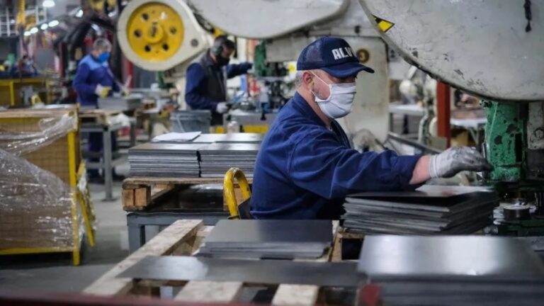 Industriales proyectan estabilidad y un dólar a $120 en diciembre