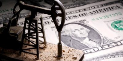 Los precios récord del petróleo y el gas también le hacen perder dólares al Banco Central