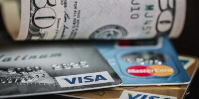 Tarjeta o efectivo: con qué conviene pagar en Uruguay, Brasil y Chile durante el verano