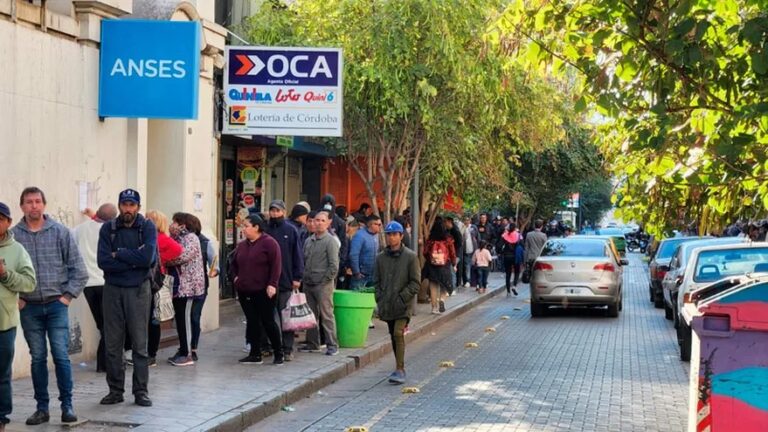 Anses: largas filas para solicitar el nuevo bono de $45.000