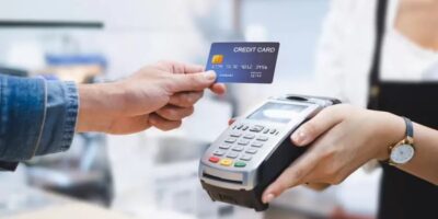 Proyecto de Cobos obliga a los comercios que cobren con tarjeta a hacerlo delante de los consumidores